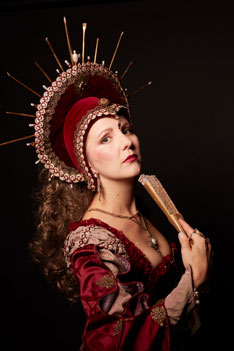 Studioaufnahme einer Frau im venezianischem Kostüm