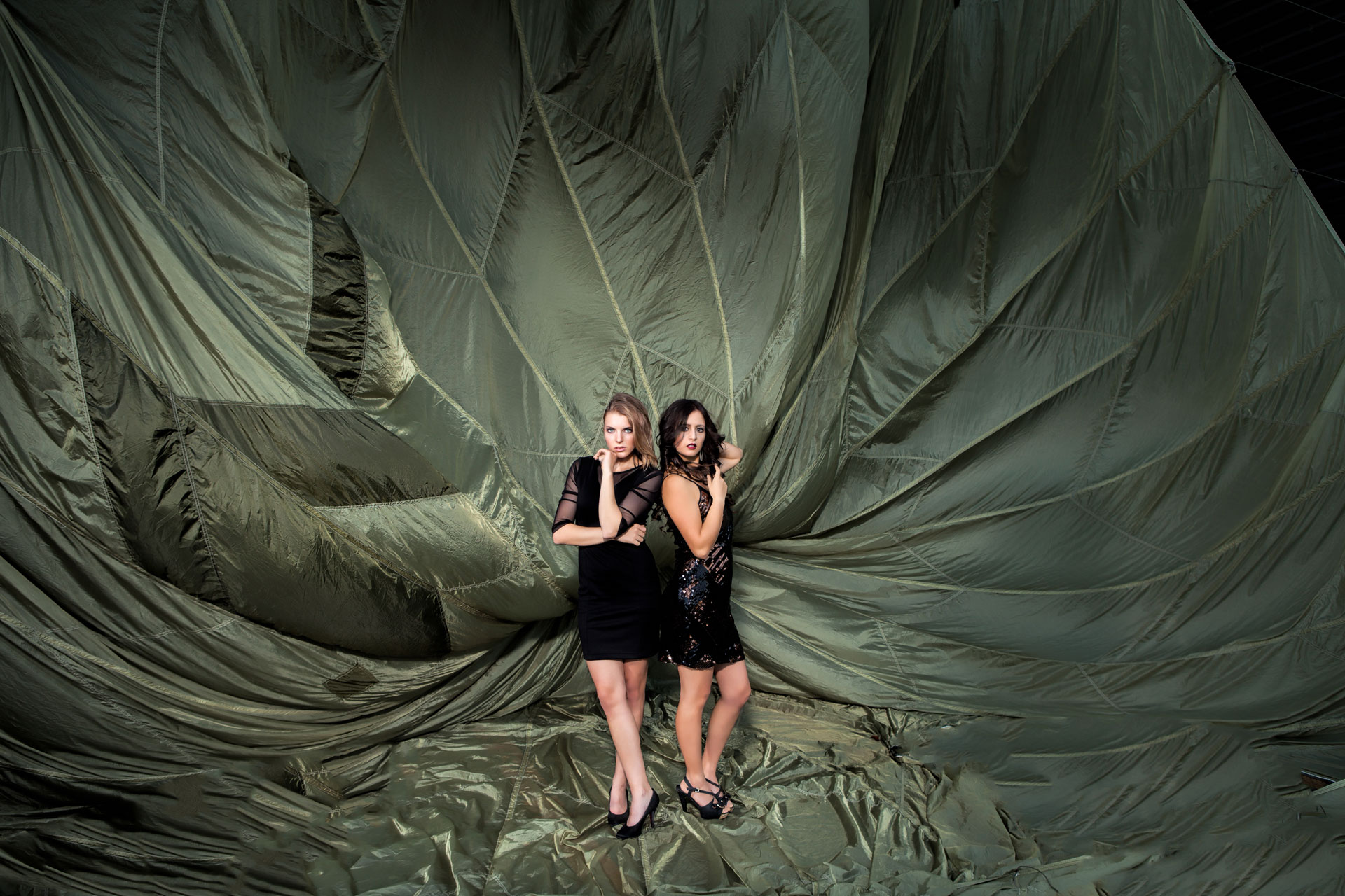 Fallschirmshooting mit zwei weibliche Models