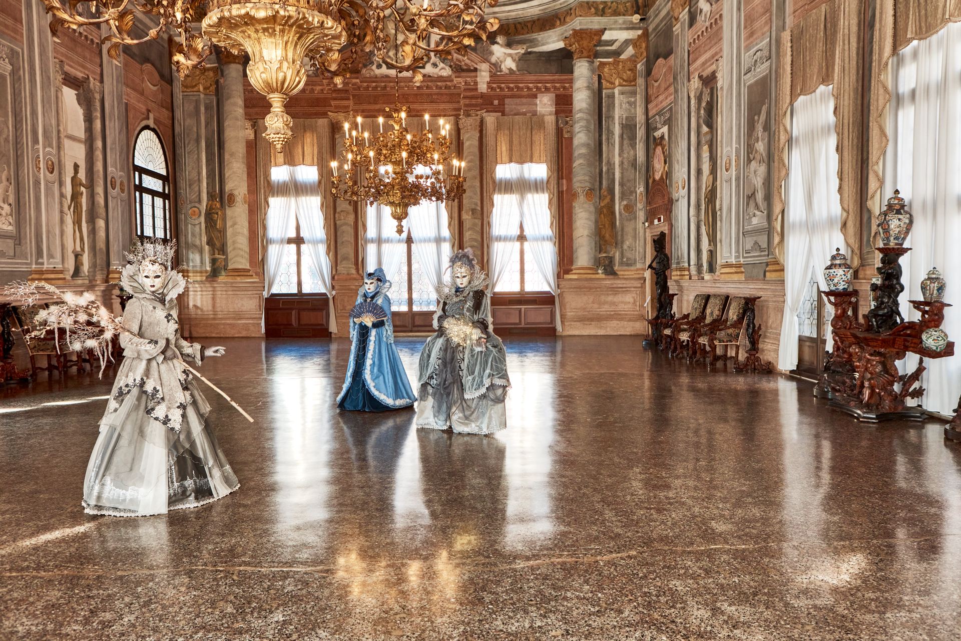Venezianische Maskenträger in Venedig in einem Palazzo