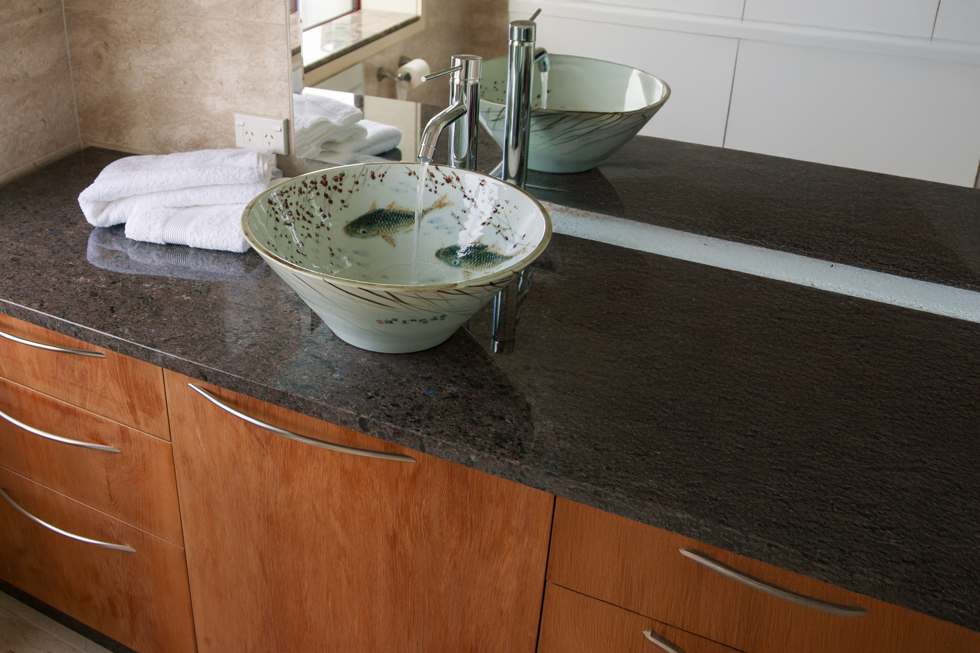 Marmorwaschbecken mit Fischen in Zylinderform mit Unterschrank