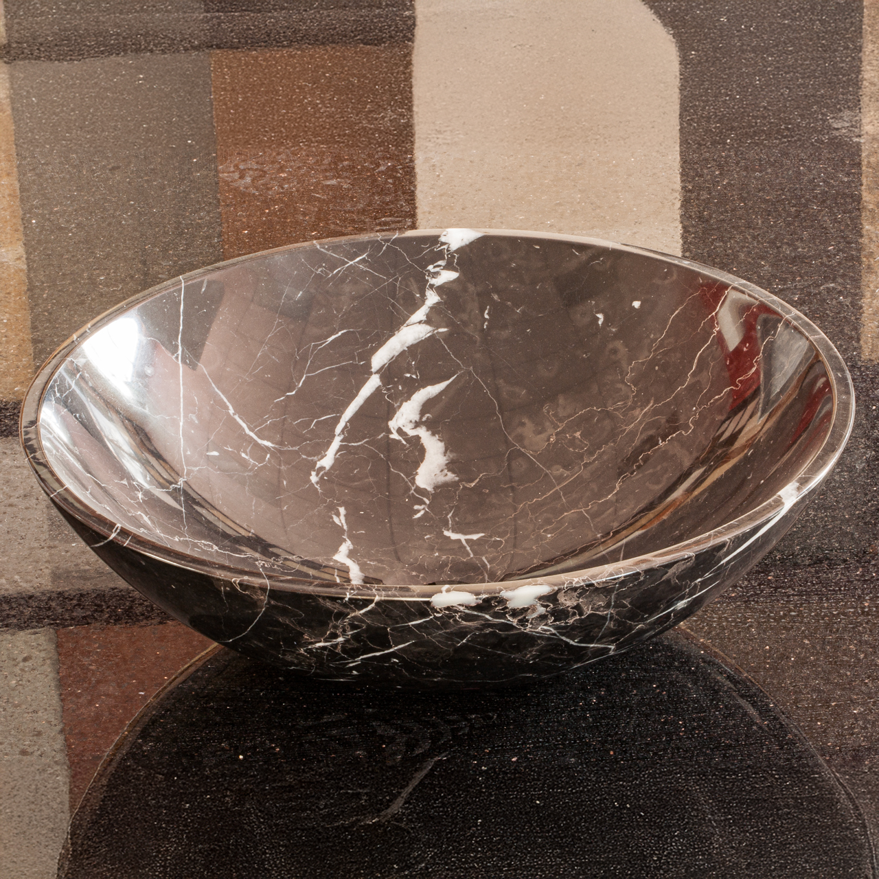 Marmorwaschbecken als Schale in Brauntönen