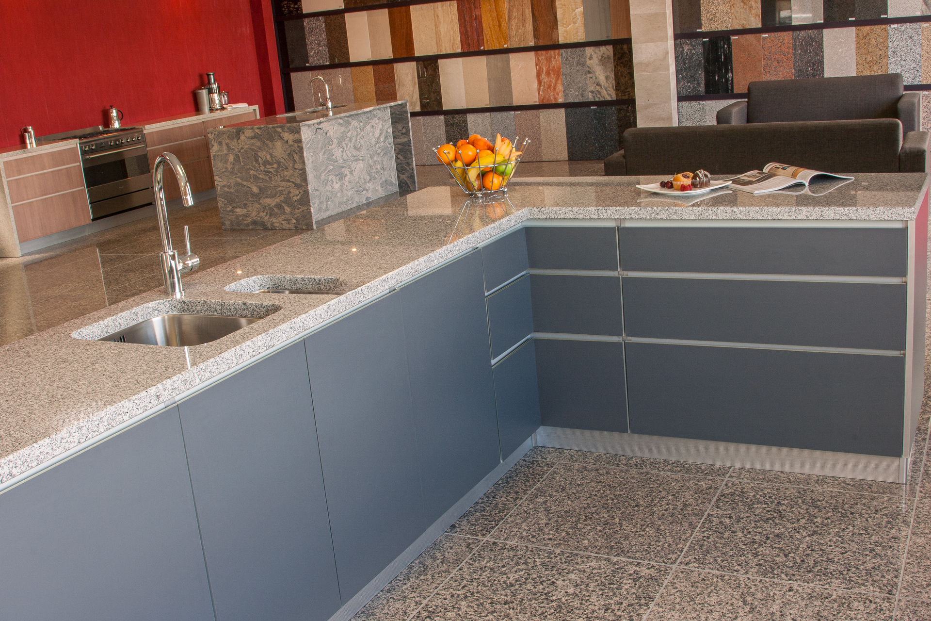 Küchenzeile in Blau mit grauer Marmorplatte