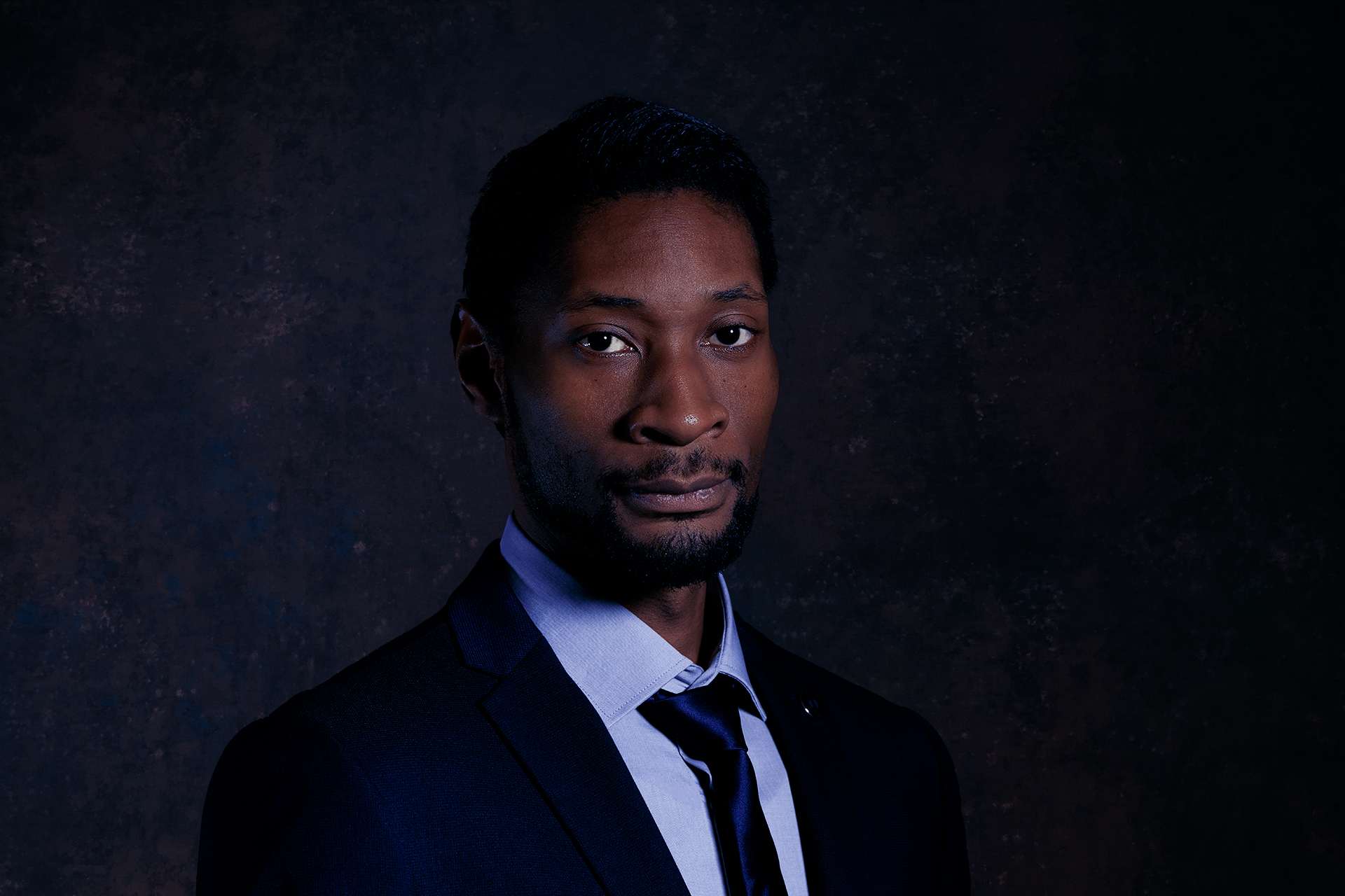 Business Portrait von einem dunkelhäutigen Mann