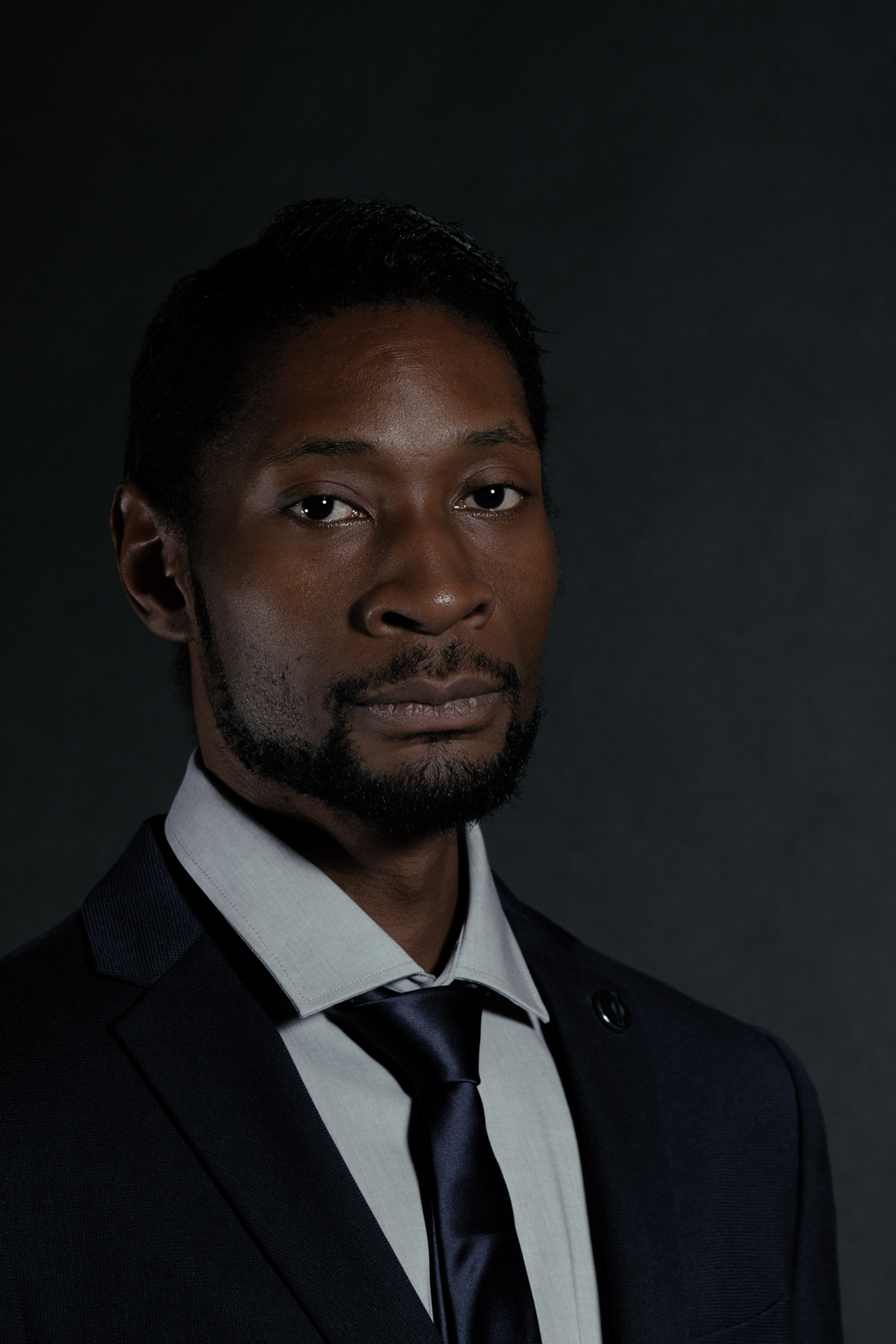 Business Portrait von einem Mann mit dunkler Haut