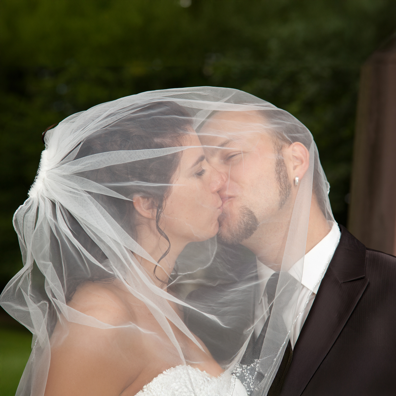 Nachaufnahme Hochzeitspaar küssend