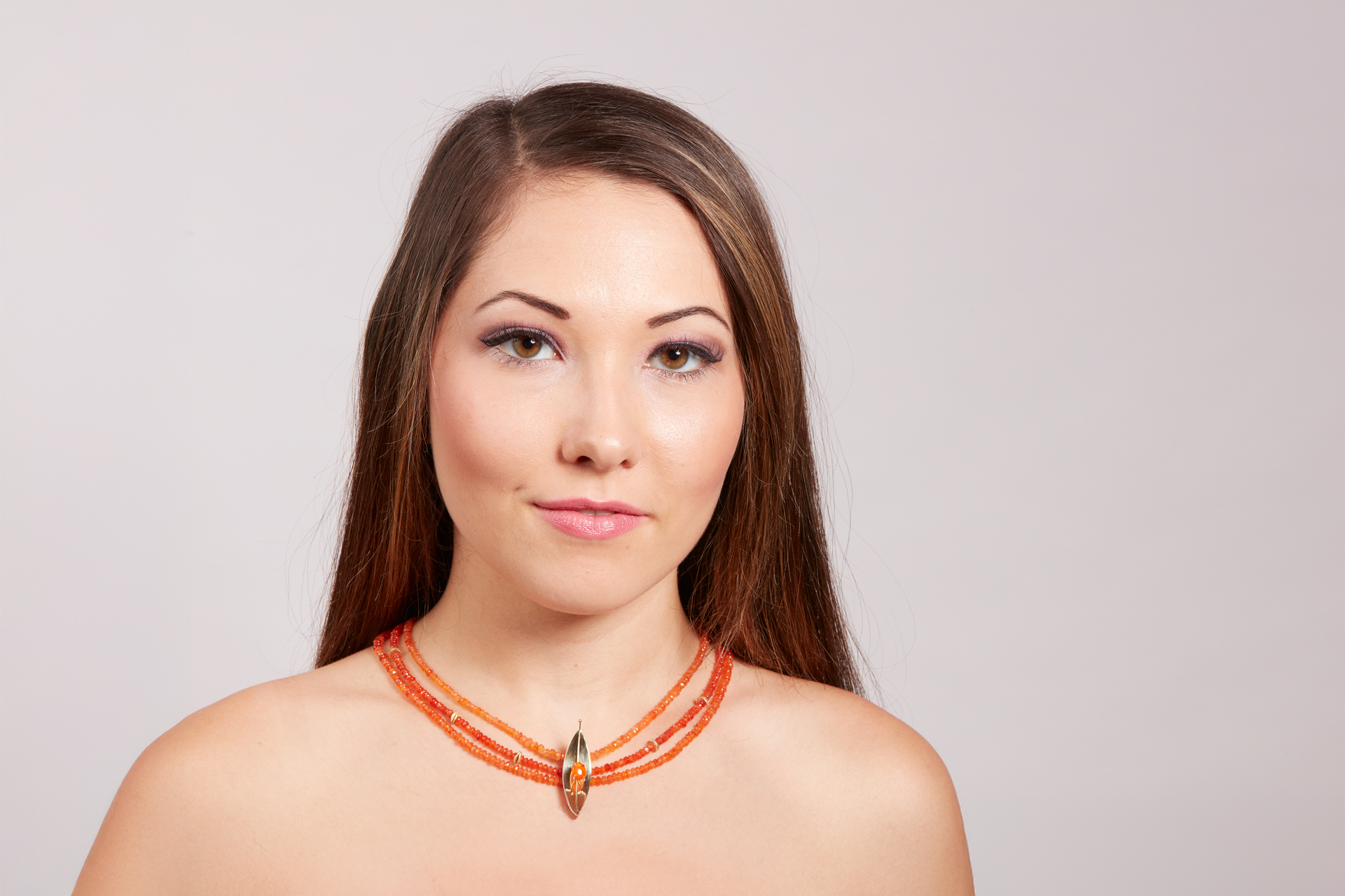 Portrait einer Frau mit Halskette